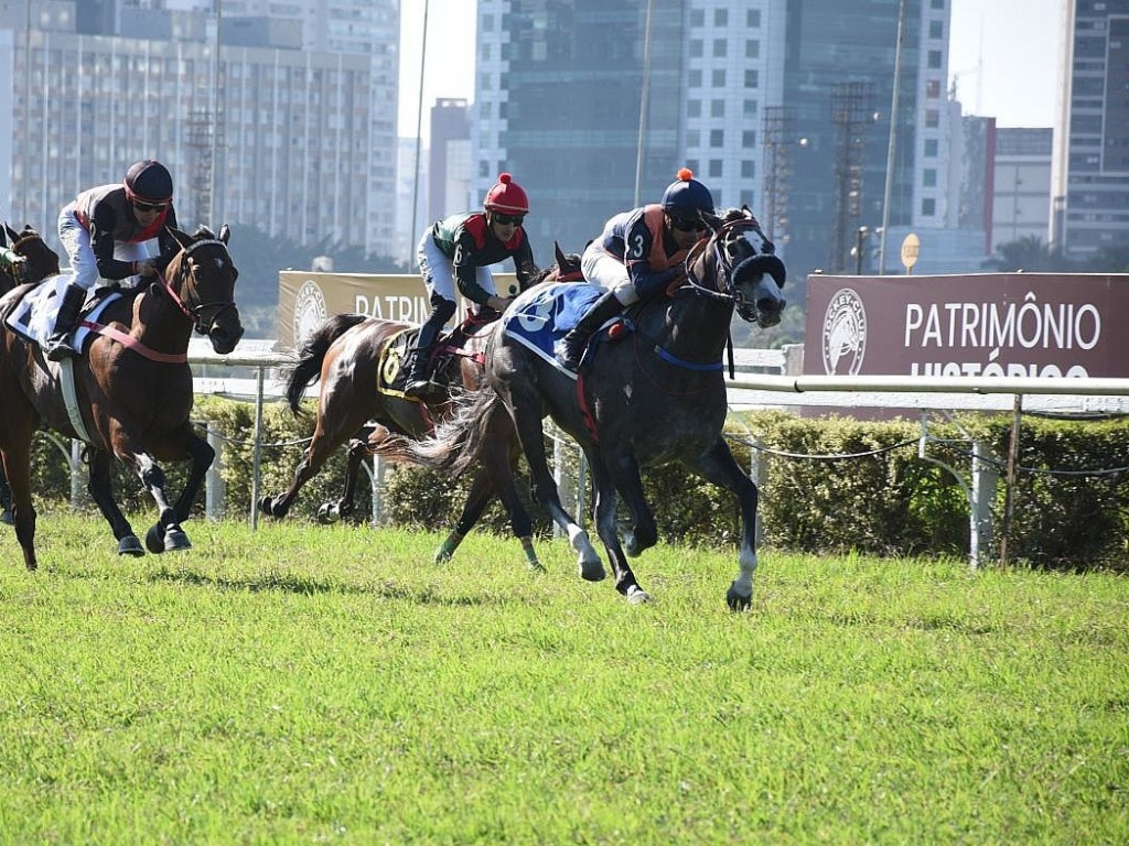 Foto: Fazendo bonito em meio as mais velhas, Iga Swiatek vence listed race