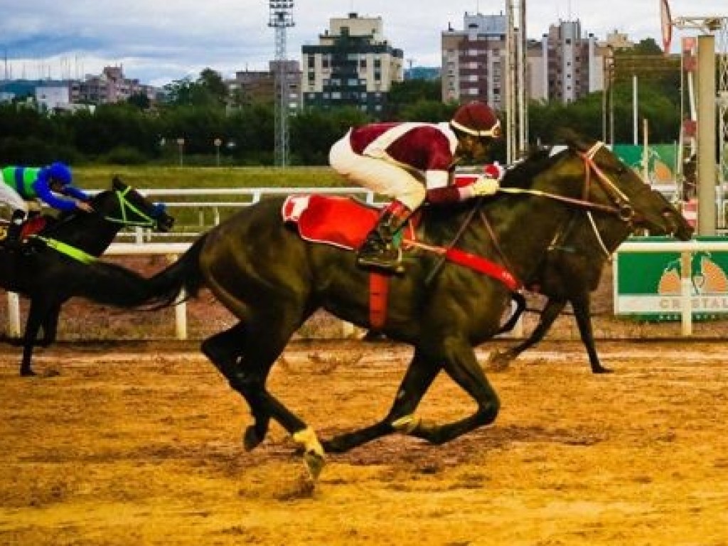 Foto: Mucho Fon e Rainha da Lagoa abrem as tríplices coroas em Porto Alegre